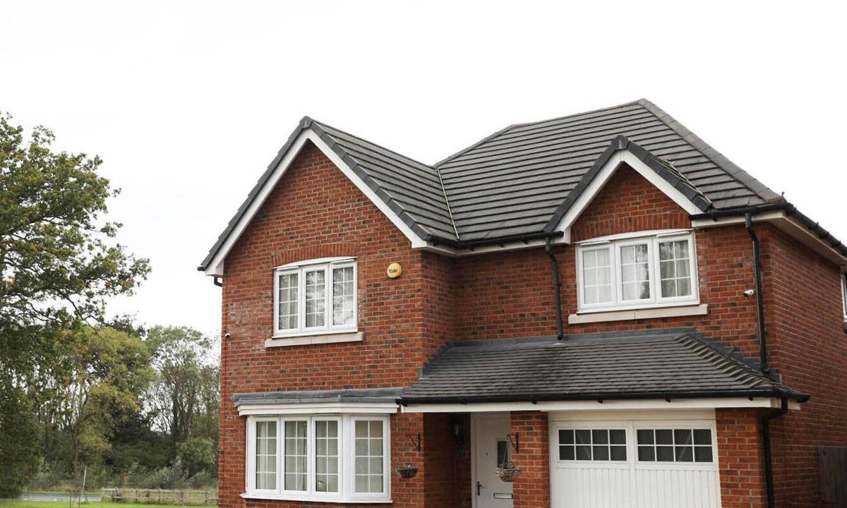 Sindlesham House | Spacious home | 3 Bedrooms + 3 bathrooms dedicated office & parking close to M4