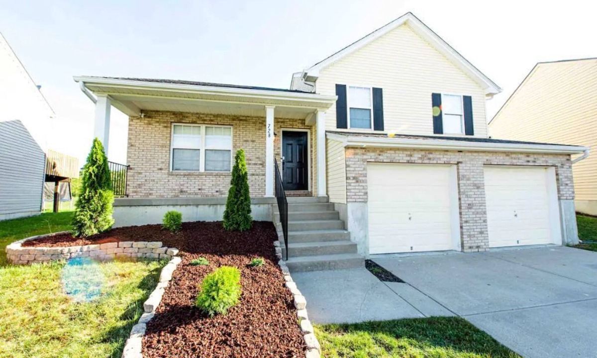 Independence House | Spacious home, game room. pool table- basketball court. 2 King beds,Free parking