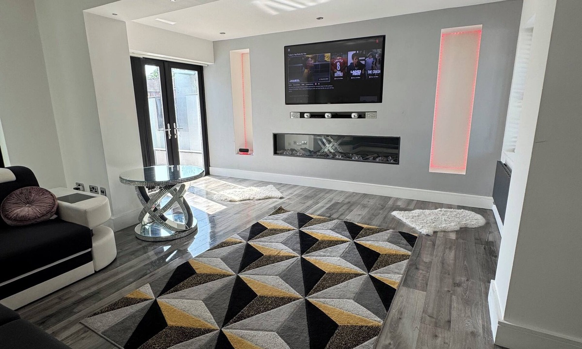 Trowbridge House | Spacious | Sleeps 7 | Driveway Parking | Dartboard