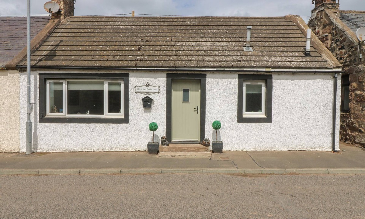 Whitsome House | SPRING COTTAGE, pet friendly, character holiday cottage in Chirnside