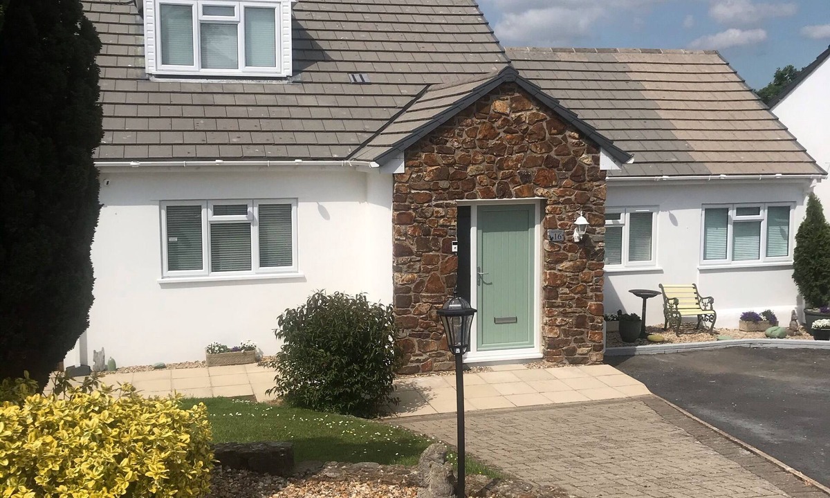 Saundersfoot House | Squirrels Rest comfortable home 3 min drive to Saundersfoot Beach sleeps 8