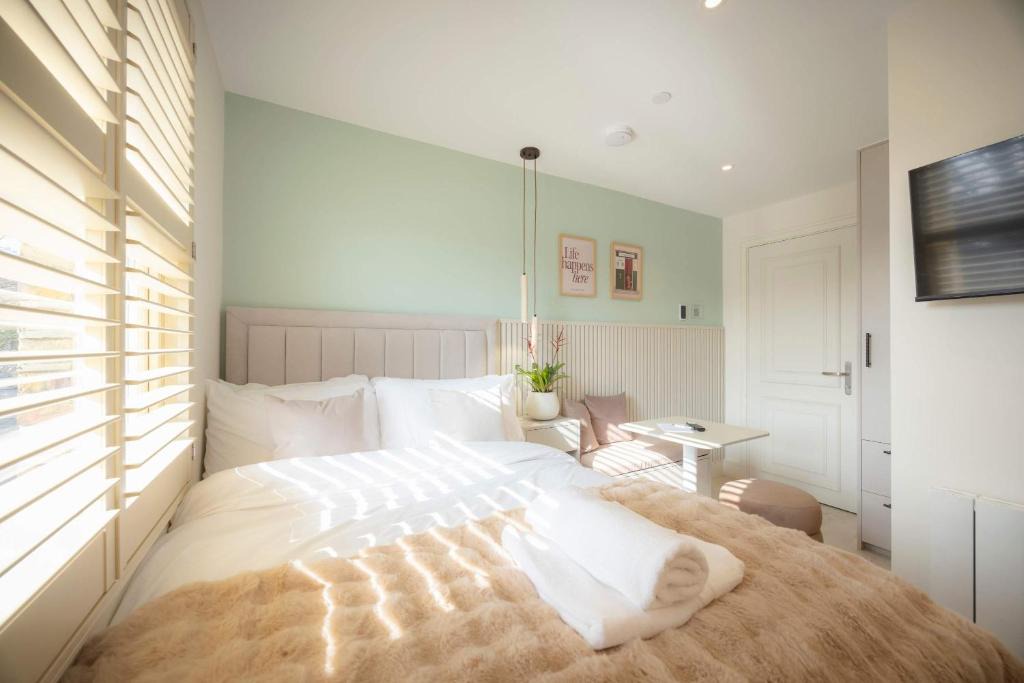Little Venice Apartment | Standard Studio 11 at The Orange Door Little Venice
