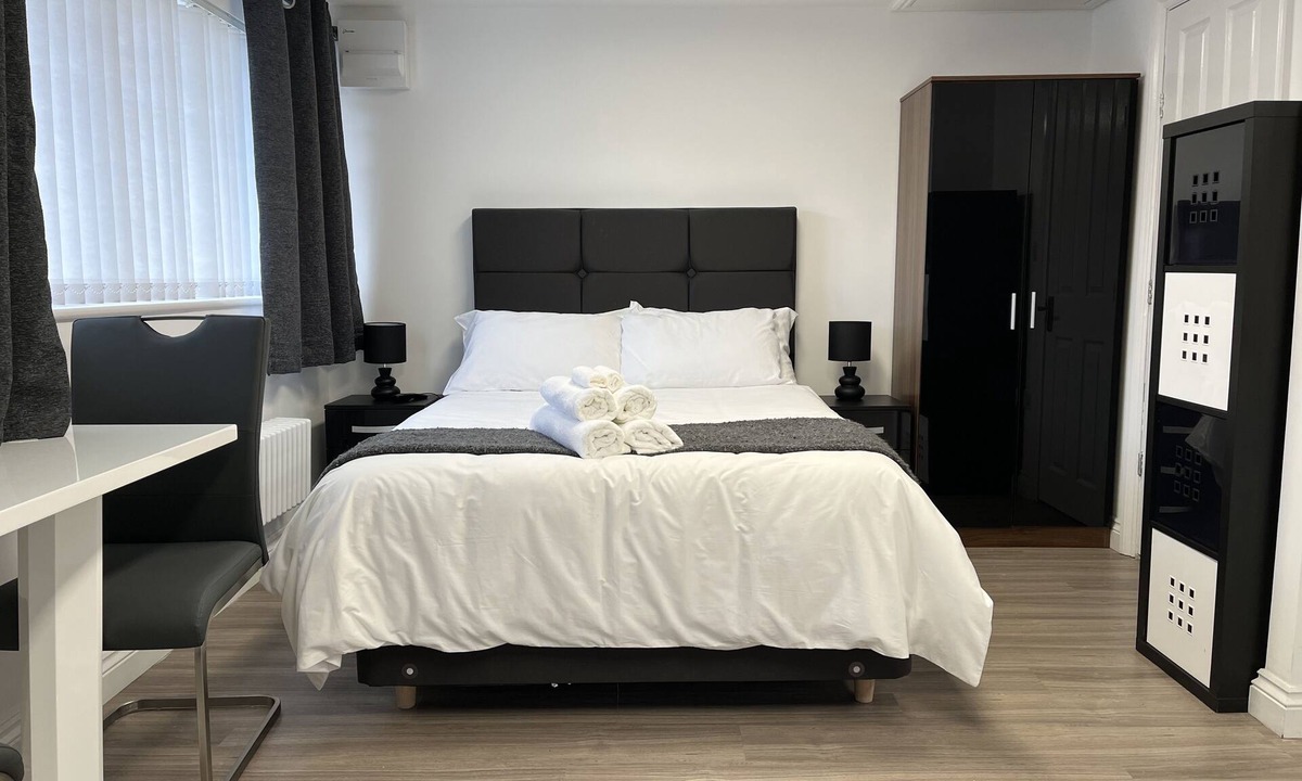 Broadheath Apartment | Studio appt - Sleeps 2 - Free Parking - 5min-Metro