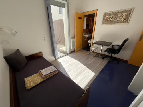 Gares Apartment | Studio CV - Calme, clair avec terrasse
