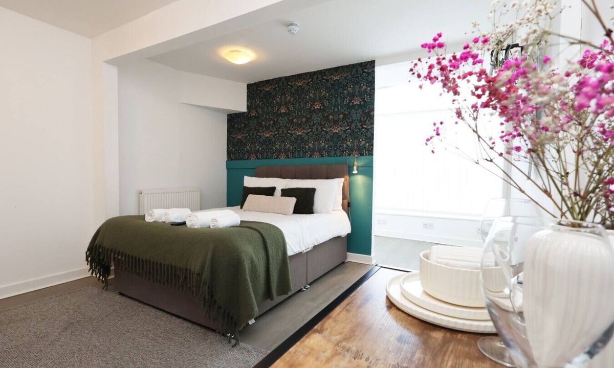Gorseinon Apartment | Studio Kitchen Parking Ideal for Contractors