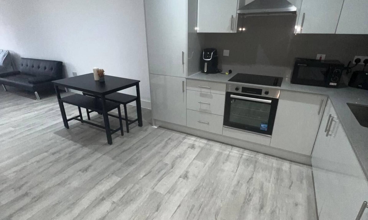Hounslow Central Apartment | Studio Near Heathrow & Tube | Hounslow High Street