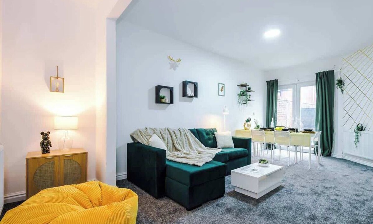 Northwich House | Stunning & Spacious Bungalow in Northwich, Sleep 8