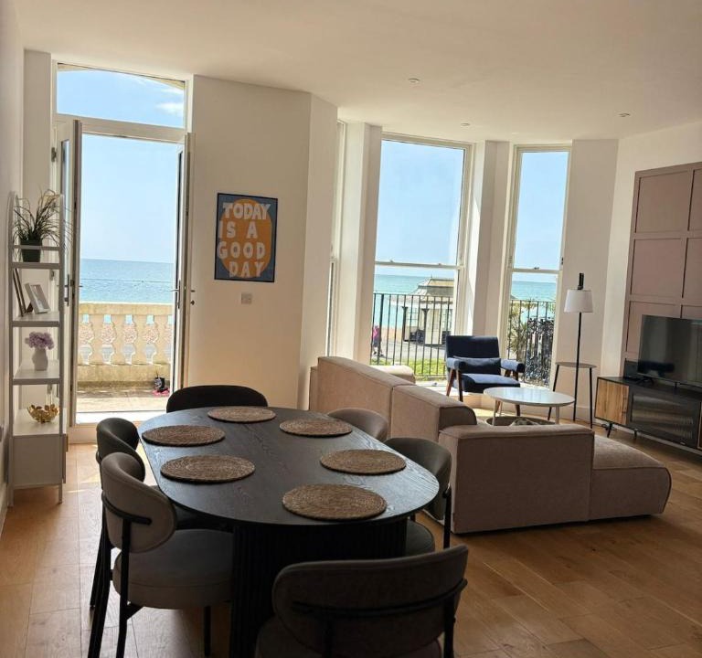 Worthing Apartment | Stunning 3 Bed Apartment with Seaview