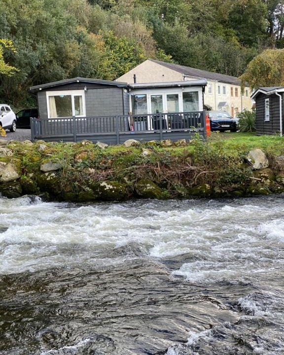 Bont Newydd Ski Chalet | Stunning 3 Bed Riverside Cabin in Snowdonia
