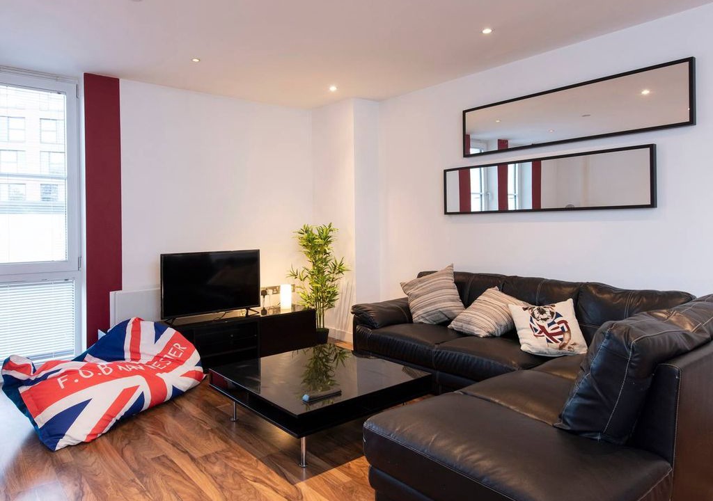 New Islington Apartment | Stunning 3BD canal-side Apartment in City Centre - Three Bedroom Apartment, Sleeps 6