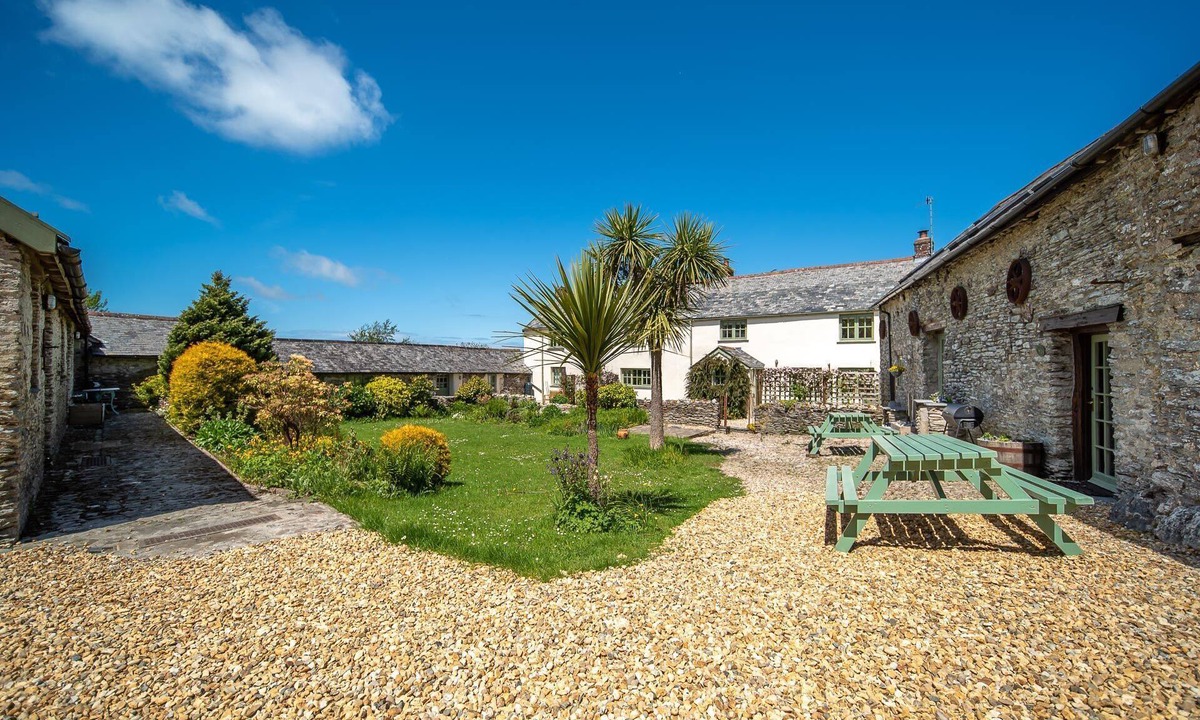 Mullacott House | Stunning 5-bedroom farmhouse within easy reach of North Devon beaches