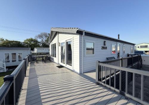 Clacton-on-Sea Ski Chalet | Stunning 5 Berth Lodge With Decking At Valley Farm Holiday Park Ref 46297Bv