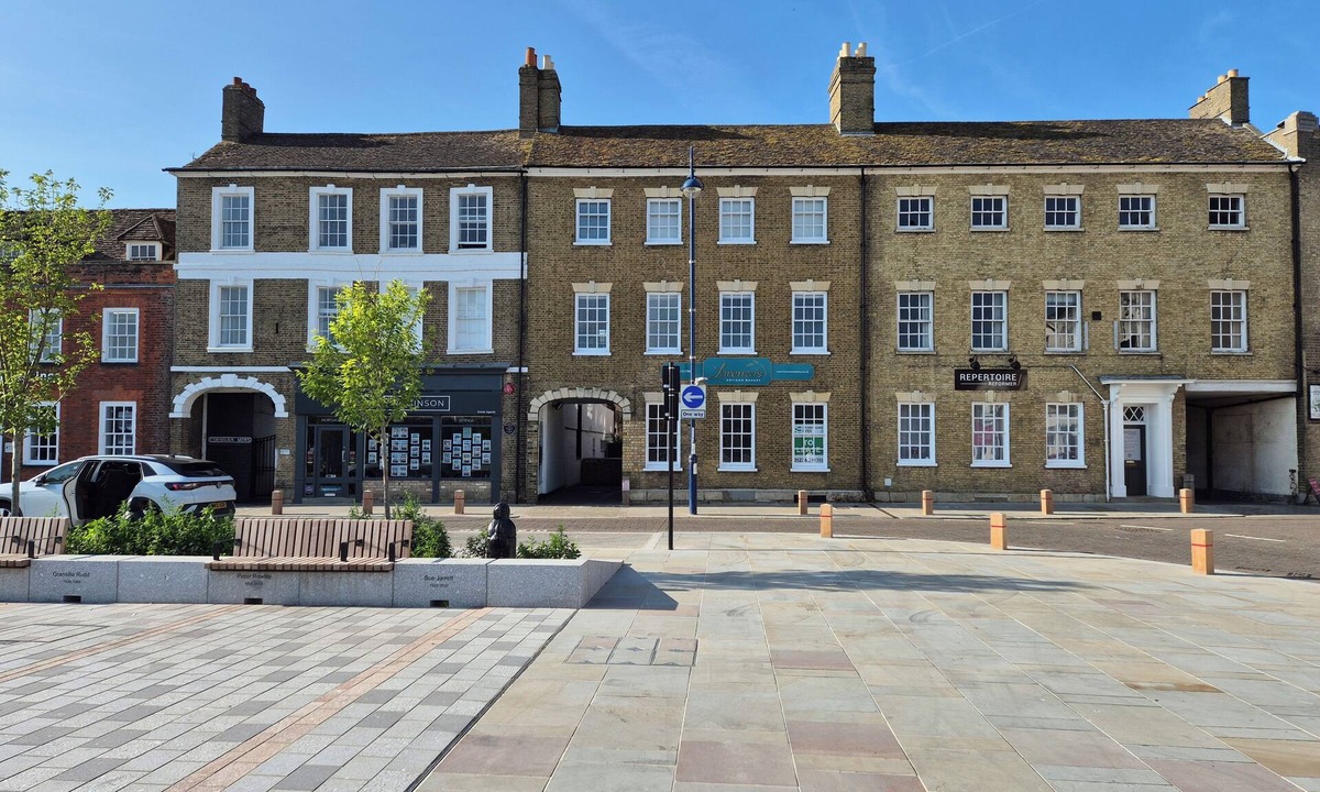 St Neots House | Stunning and spacious Georgian town house in historic town centre with parking!