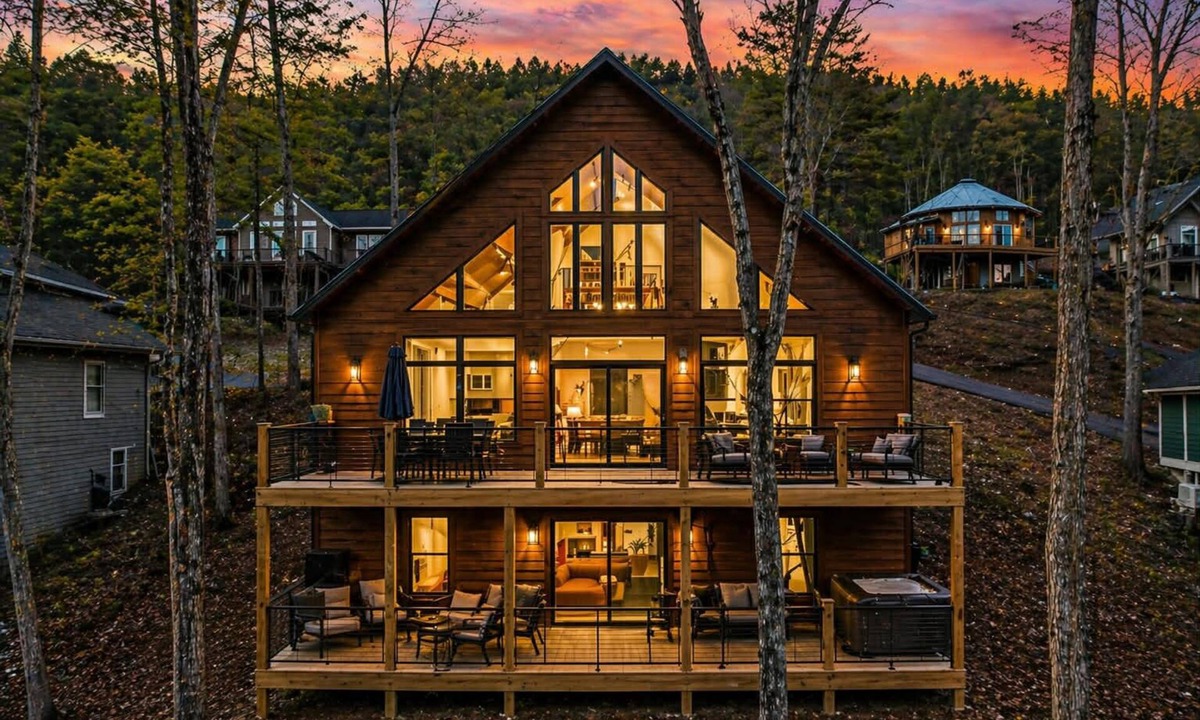 McGaheysville House | Stunning New 6BR Luxury Cabin | Hot Tub, Resort Amenities, Mountain Views & Designer Finishes Throughout
