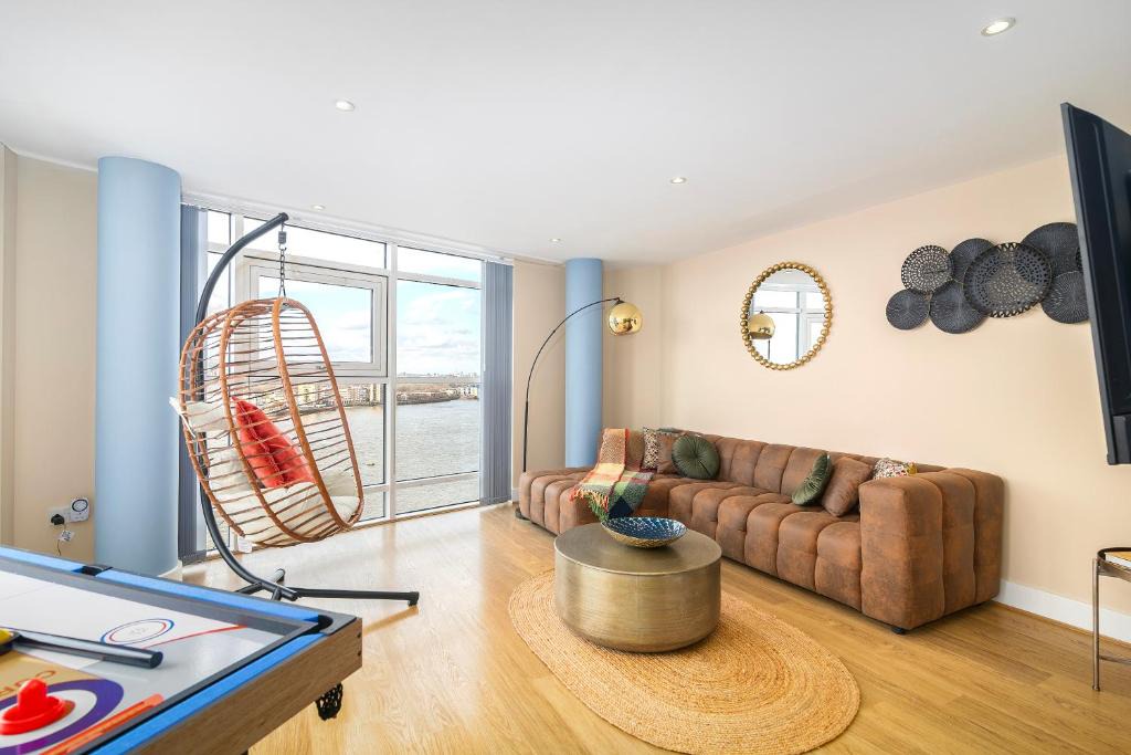 Island Gardens Apartment | Stunning Thames View 2-Bedroom Apartment 2 Baths & 2 Balconies Sleeps 6