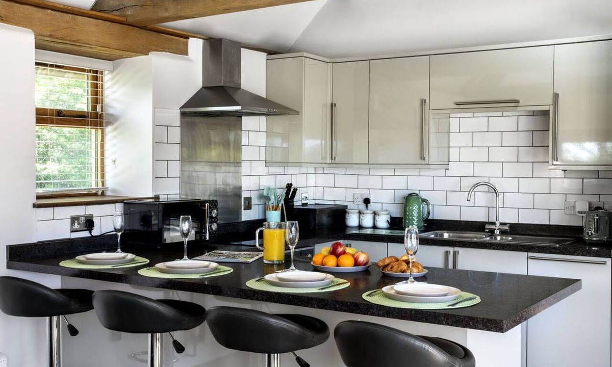 Seend House | Stunning villa for 4 guests with WIFI, terrace and pets allowed