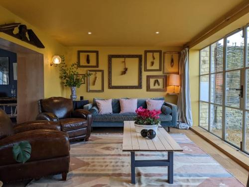 Temple Guiting House | Stylish 3 bed Cotswold cottage with stunning views
