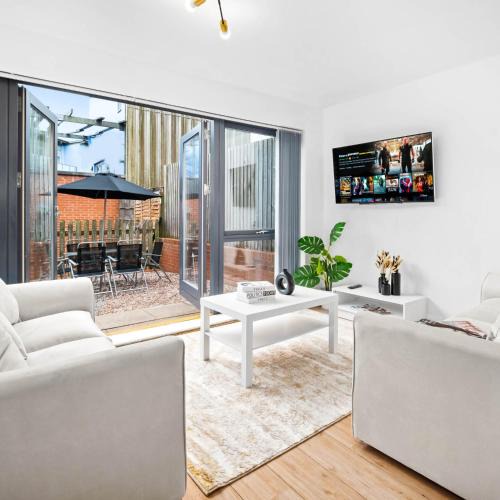The Westside House | Stylish 3 Bedroom Townhouse - City Centre - Parking - Balcony - Garden 19L