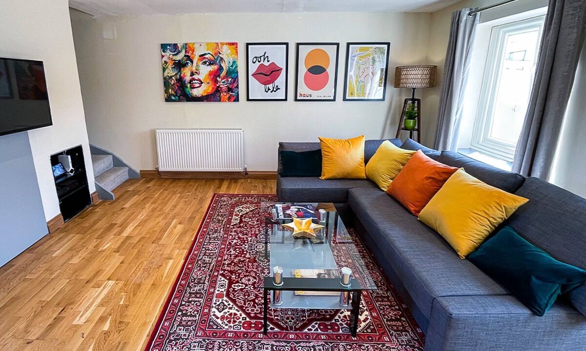 Saintbury House | Stylish Stratford-upon-Avon Stay -Sleeps 6 - Secure Gated Parking