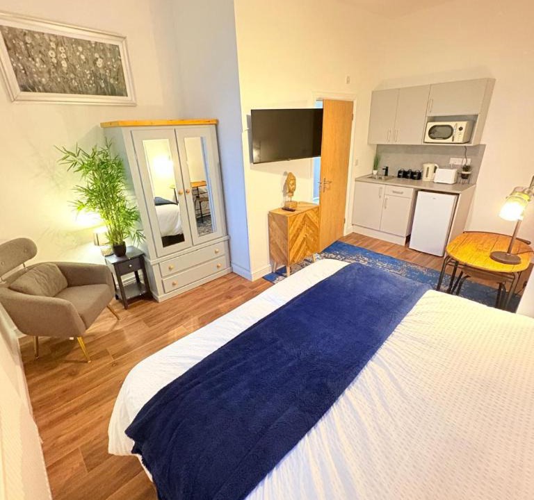 West Bromwich Apartment | Stylish Studio 4,Weekly,Monthly stay deals,Parking,Contractors,NHS staff,Families,Relocators, nr Sandwell hosp