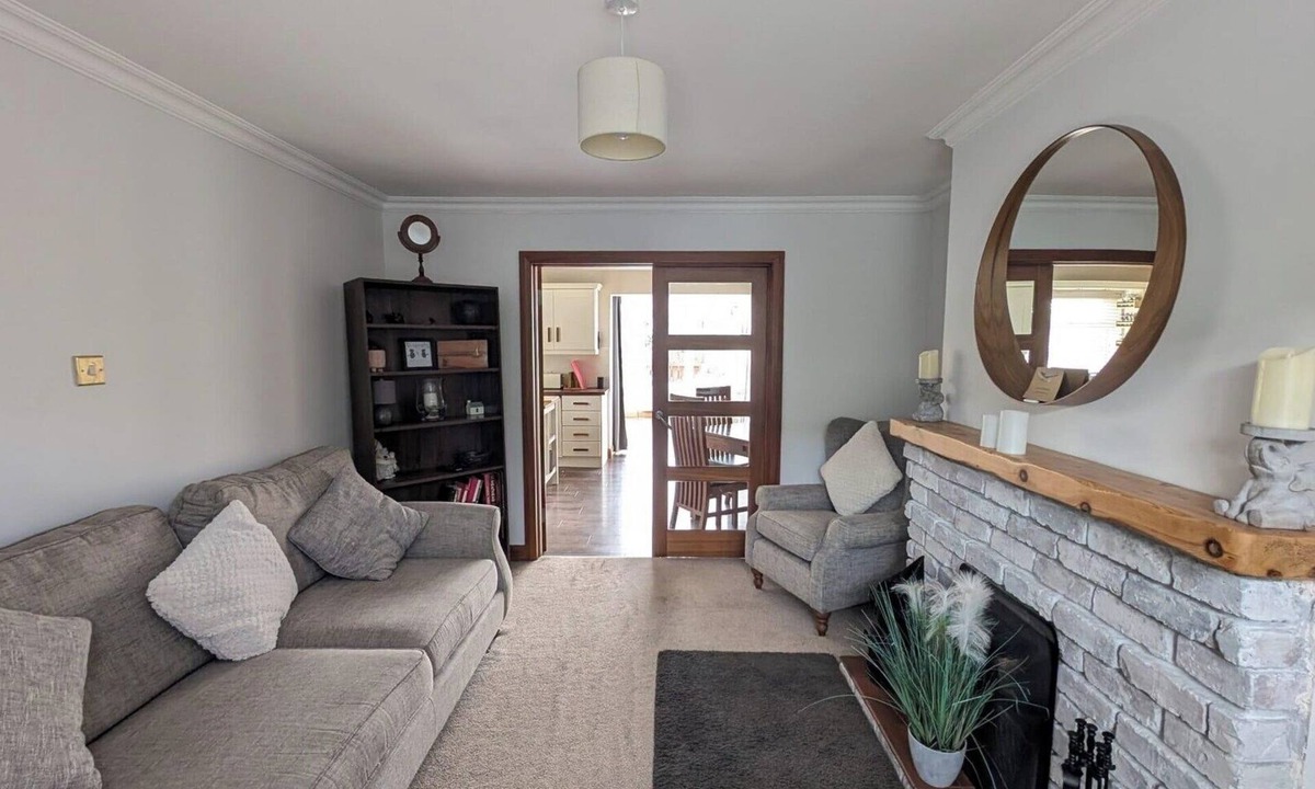 Belfast Apartment | Sydenham Serenity: Bright Home with Conservatory