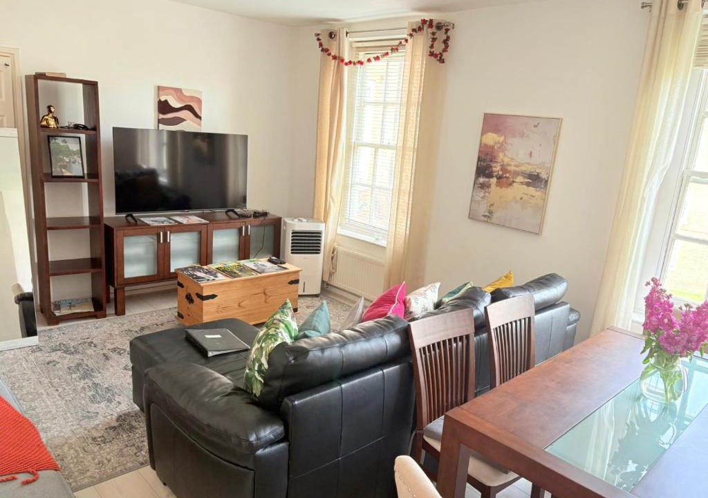St. Johns Wood Apartment | The Canal Side Bright Executive Residence