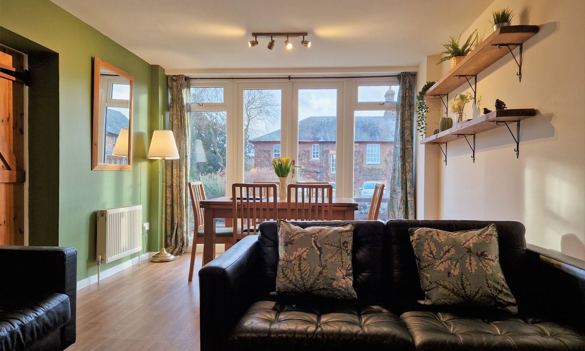 Ivinghoe Cottage | The Dairy - a thee bedroom, one bathroom that sleeps 5 guests in 3 bedrooms