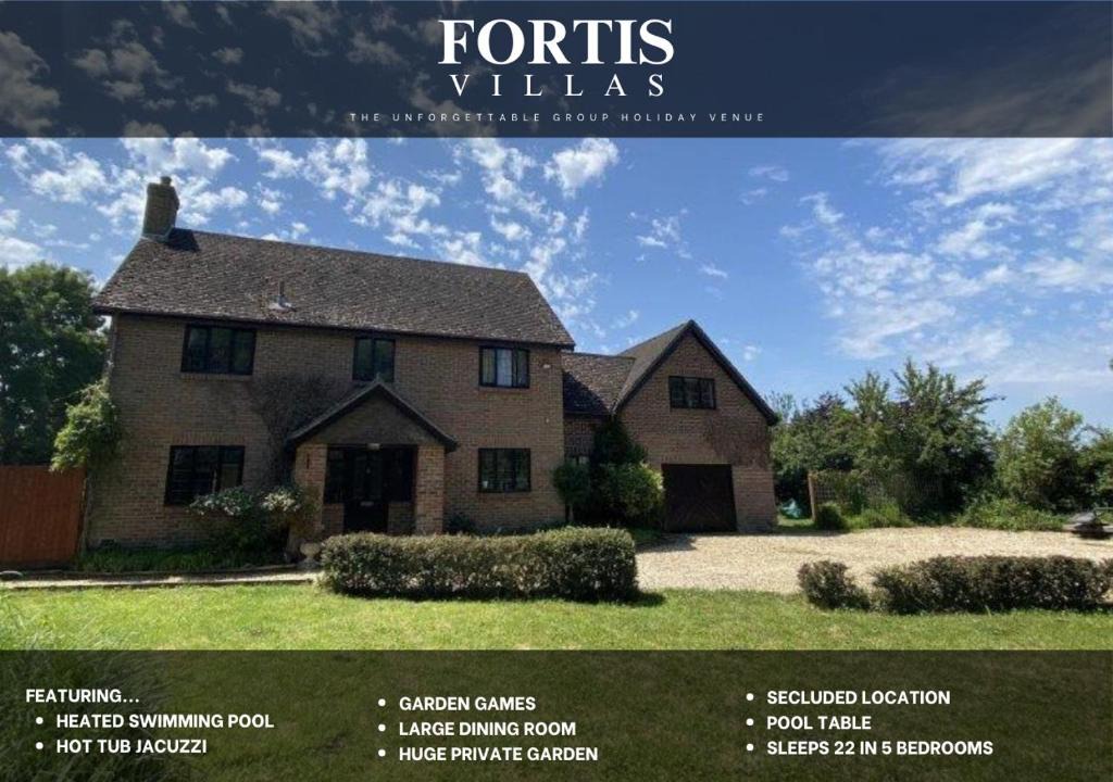 Parley Villa | The Fortis House, Bournemouth, with Swimming Pool and Hot Tub Jacuzzi