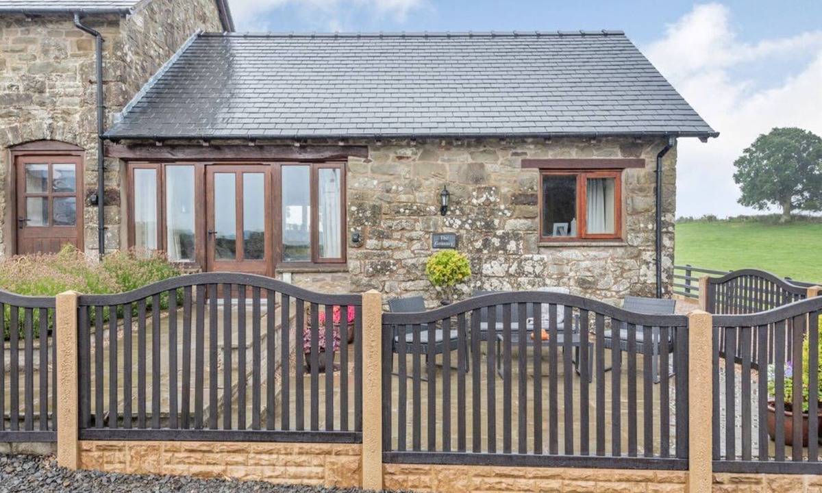 Welshpool House | The Granary, Llanfair Caereinion