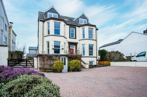 Saundersfoot House | The Lanterns - 9 Bedroom - Sleeps 17 - Saundersfoot Village Centre