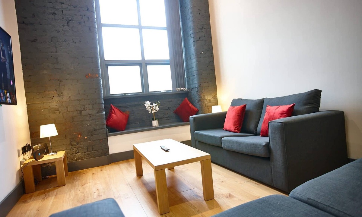 Manchester Apartment | The Peridot Suite