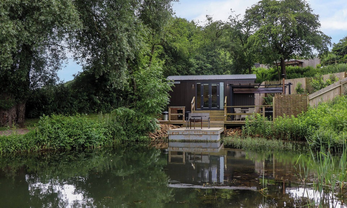Thorpe Cottage | THE SHEPHERDS HUT AT BRIDGE LAKE FARM & FISHERY in Chacombe