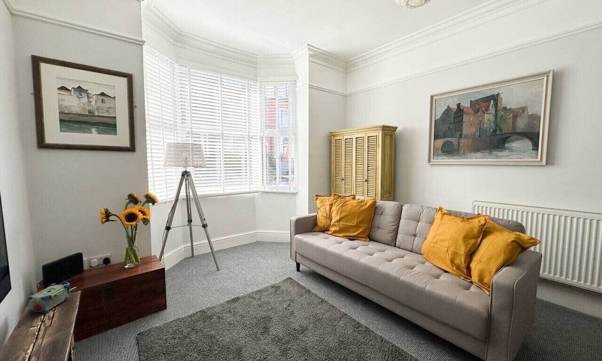 Mapperley Villa | Three-storey Sherwood gem with spa bathroom and private backyard