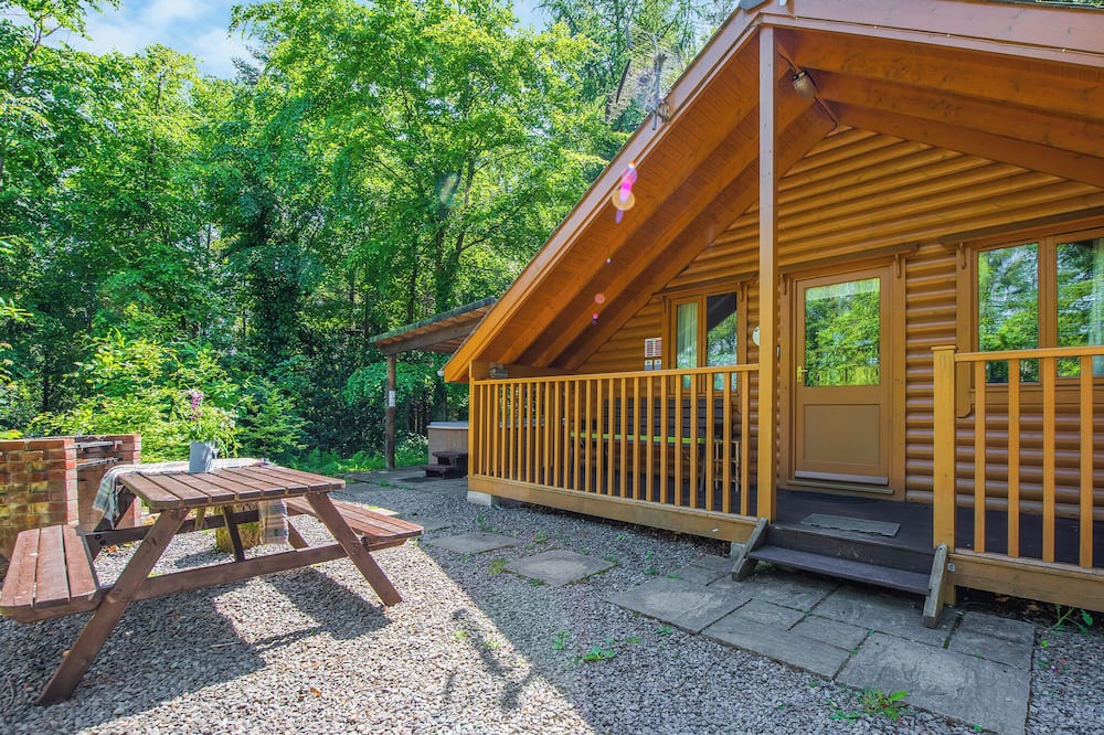 Westleigh Ski Chalet | Timber lodge set in an elevated woodland position with views of the lake.