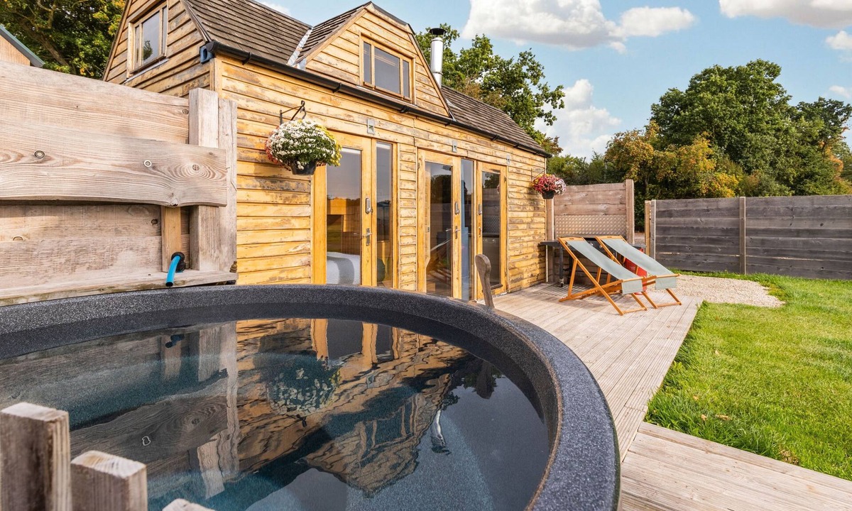 Maidwell Cabin | Tinywood One, dog friendly with hot tub in Warwick