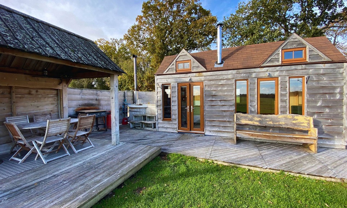Maidwell Cabin | Tinywood Three, dog friendly with hot tub, sleeps up to eight people in Warwick