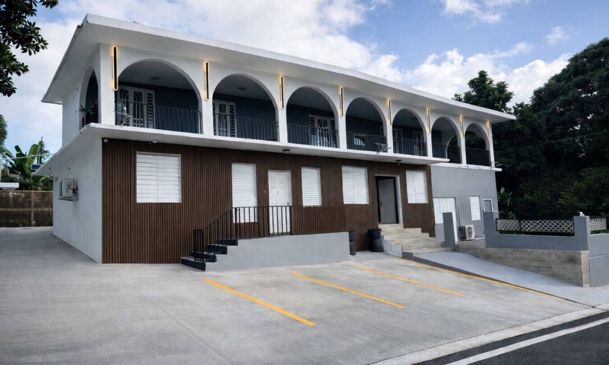 Ceiba Apartment | Top Floor Gem | Huge Balcony + Parking + Nature