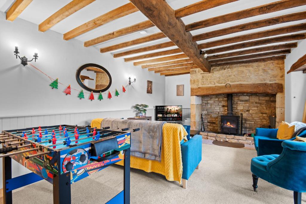 Cutsdean House | Traditional Cotswold escape with garden and fireplace