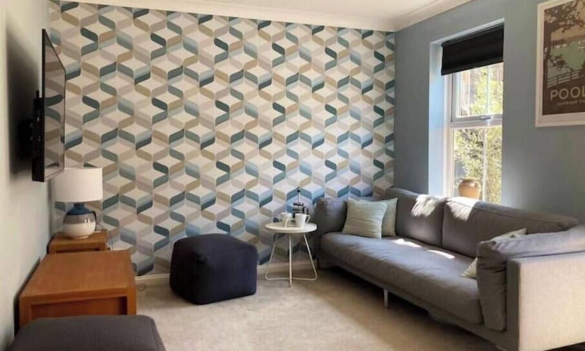 Westbourne House | True Gem” 3-Bed Mews in Westbourne – Steps from Shops & Cafés close to Beach