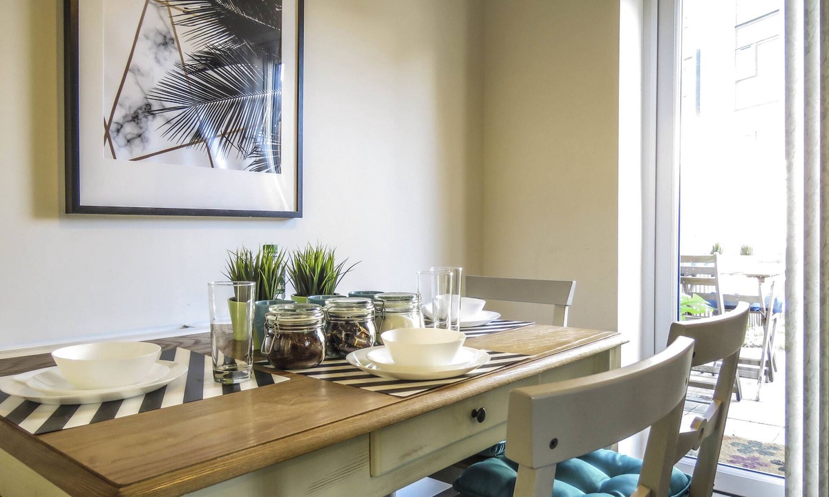 Birmingham Apartment | Tudors eSuites Birmingham Townhouse Private Garden Free Parking