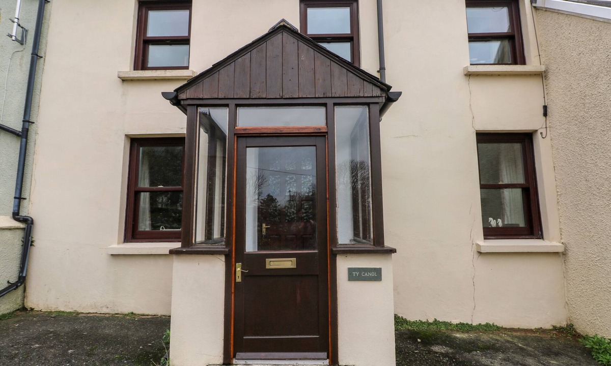 Haverfordwest Cottage | TY CANOL, pet friendly, character holiday cottage in Mathry