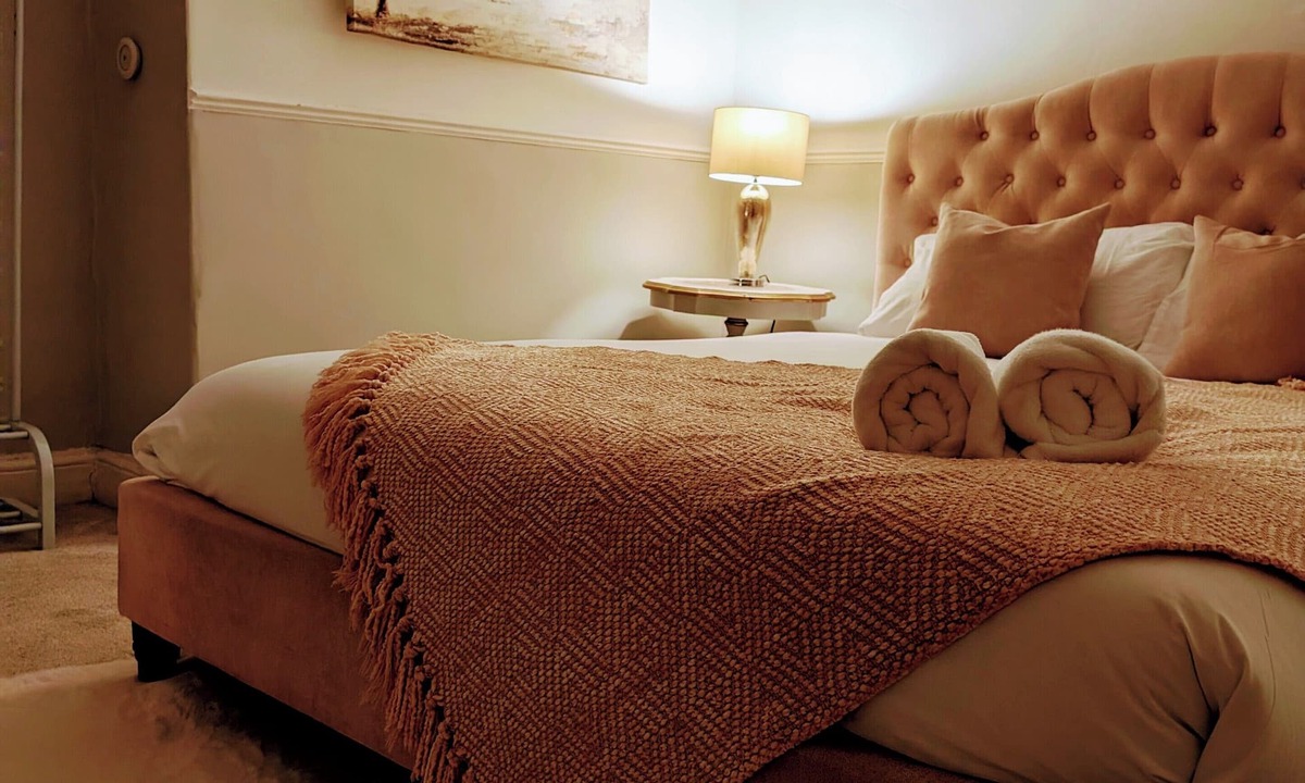 Caerphilly House | Ty Hiraeth A Charming Stay Steps Away from Caerphilly Castle!