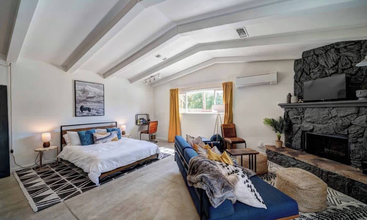Redding House | Updated Studio near Central Redding w/Hot Tub