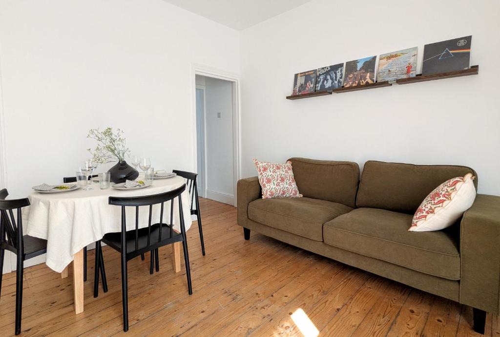 Coventry Apartment | Urban Oasis Serviced Suite - Families, remote work, corporate, contractors