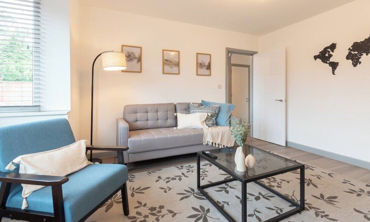 Woodley House | Valarie - 3 Bedroom house with Parking