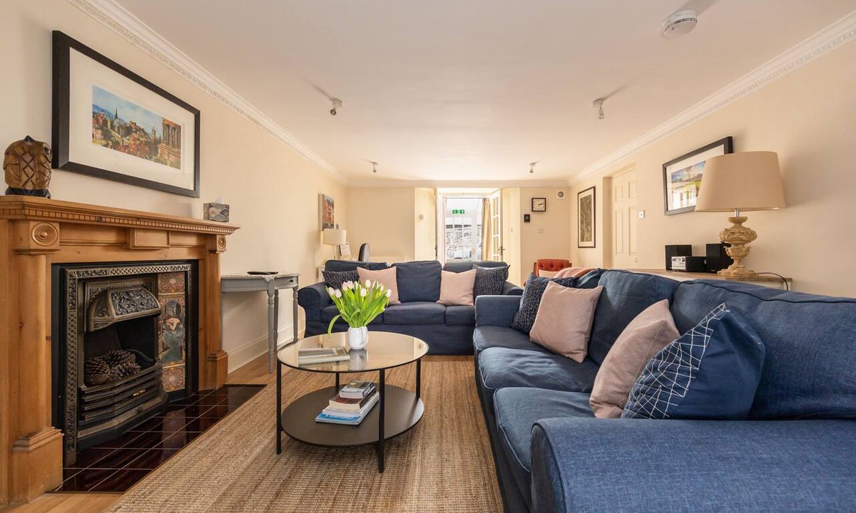 New Town Apartment | Very Central Property 3 beds and 2 bathrooms.