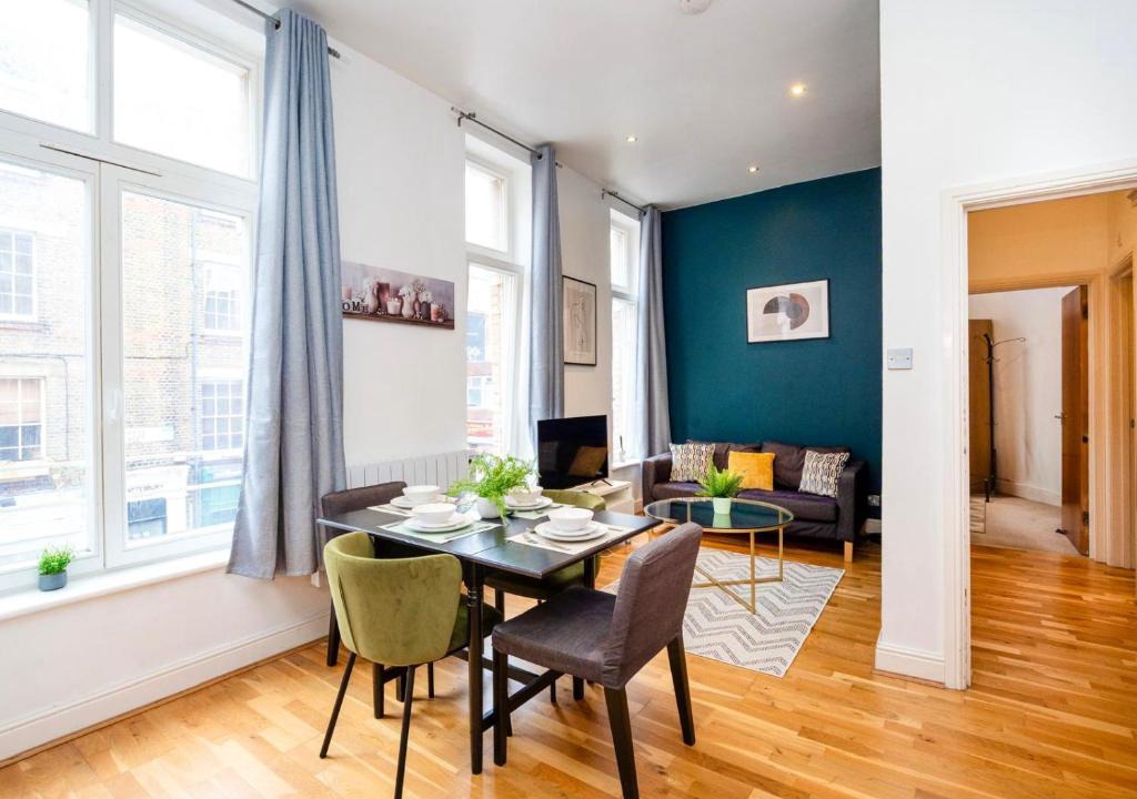 St Luke's Apartment | Walk Everywhere from this Prime Zone 1 London Apartment, Fast Wi-Fi, Restaurants, Cafés & Transport Nearby