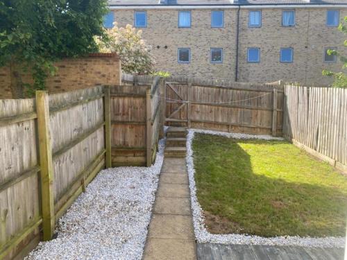 Cambridge House | Warm & Homely Milton Rd House w Big Garden, High Speed WIFI & Free Parking