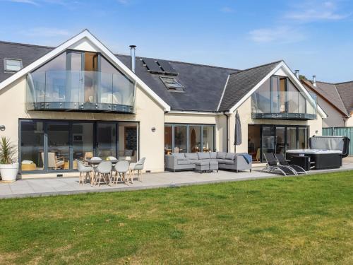 Milford Haven House | Waters Edge