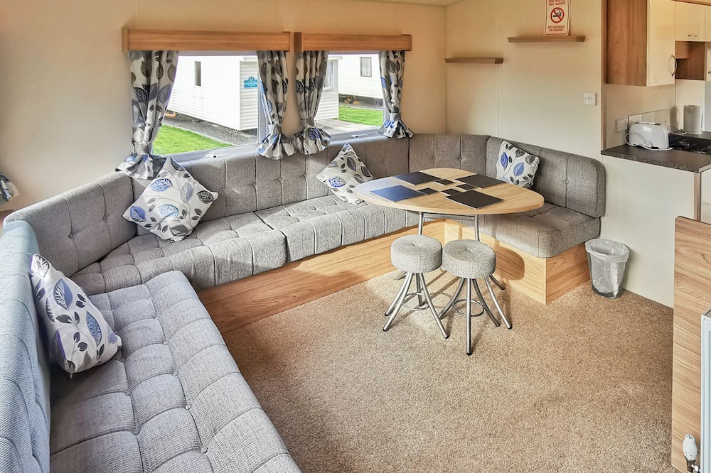 Narberth House | Well presented 12ft-wide caravan with one double and one twin.